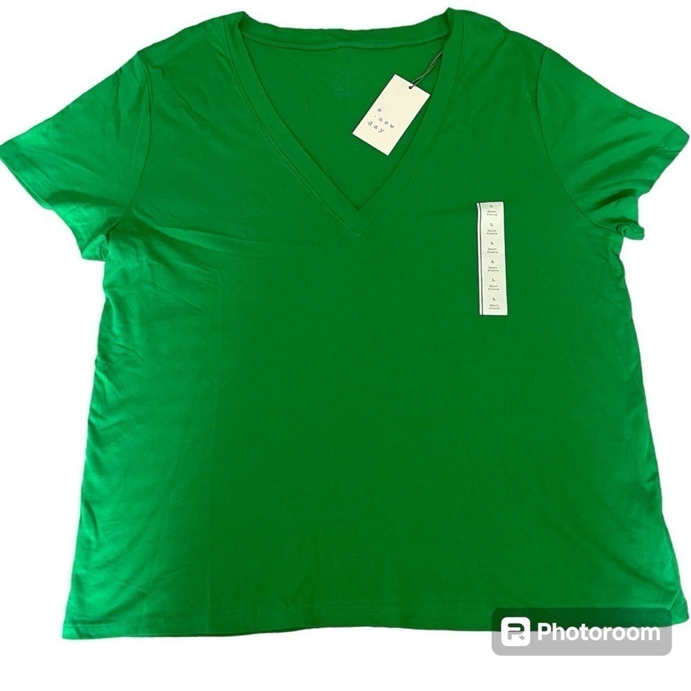 Women’s Large NWT V-Neck Tee